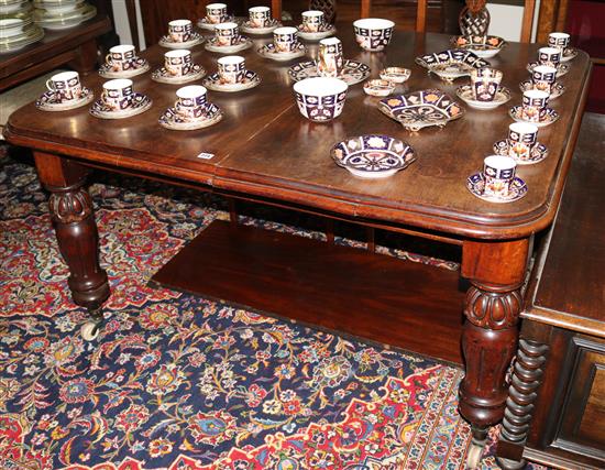 A Victorian mahogany extending dining table,  L.137cm